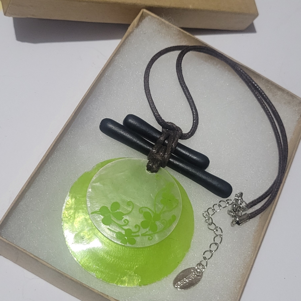 Caracol~ Vintage Shell Pendant Necklace